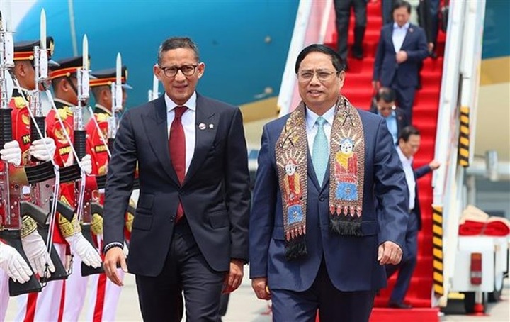 PM arrives in Jakarta to attend 43rd ASEAN Summit - 1 PM arrives in Jakarta to attend 43rd ASEAN Summit - 1