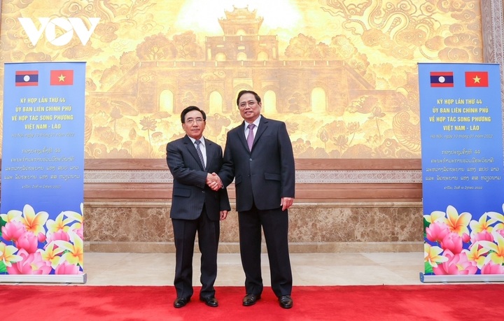 Vietnamese, Lao PMs witness signing of nine cooperation documents - 1