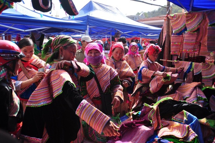Lao Cai market coloured with brocade products - 3 Lao Cai market coloured with brocade products - 3