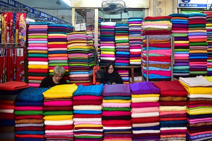 Hanoi’s biggest market quiet amid coronavirus fears - 1 Hanoi’s biggest market quiet amid coronavirus fears - 1