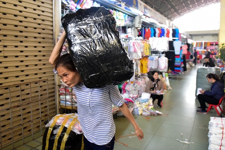 Hanoi’s biggest market quiet amid coronavirus fears - 4 Hanoi’s biggest market quiet amid coronavirus fears - 4
