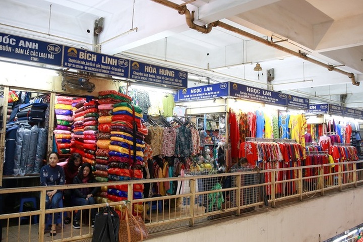 Hanoi’s biggest market quiet amid coronavirus fears - 3 Hanoi’s biggest market quiet amid coronavirus fears - 3