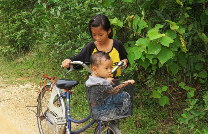 Little girl struggles to raise small sister - 2