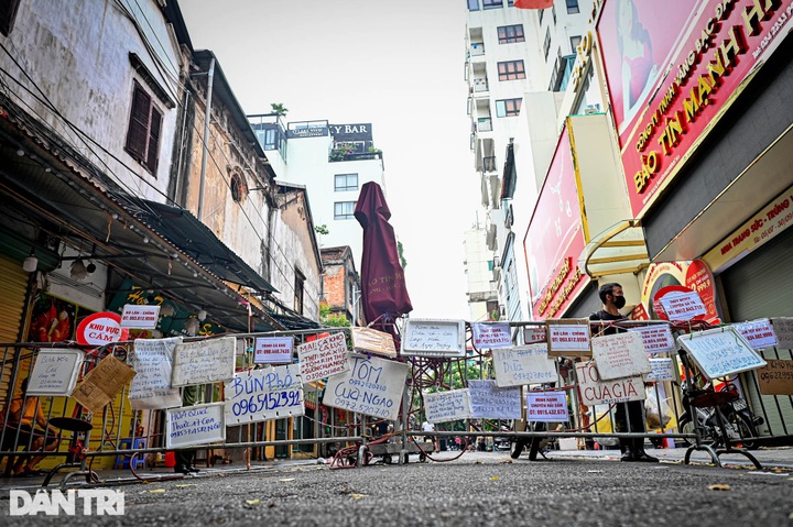 Hanoi traders try to reach customers during social distancing - 1