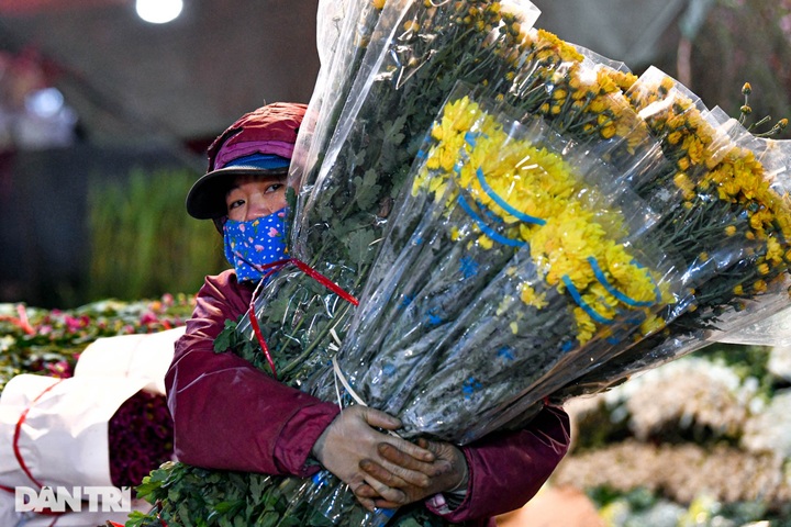 Hanoi flower market open 24 hours a day for Tet demand - 2
