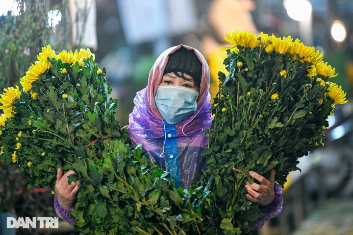 Hanoi flower market open 24 hours a day for Tet demand - 5