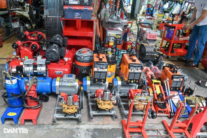 Unique flea market famous for cheap and abundant spare parts - 6