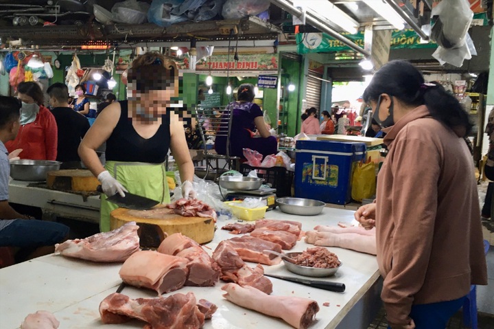 HCM City markets still crowded despite Covid-19 spread - 4