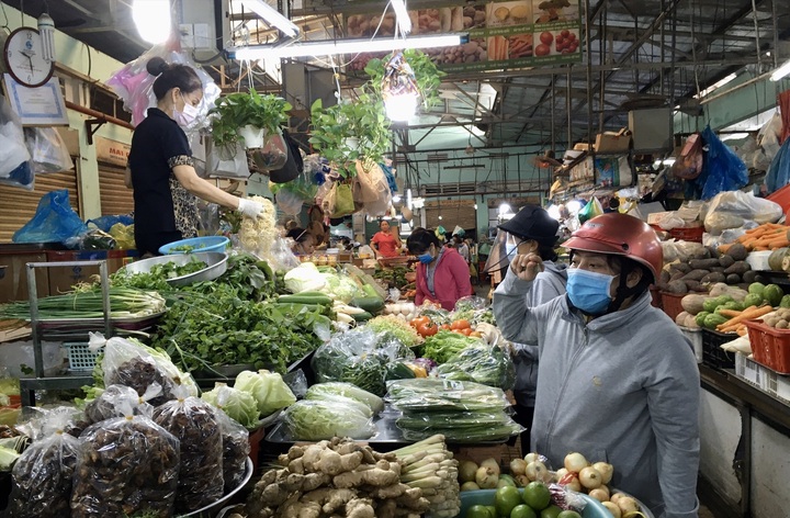 HCM City markets still crowded despite Covid-19 spread - 1