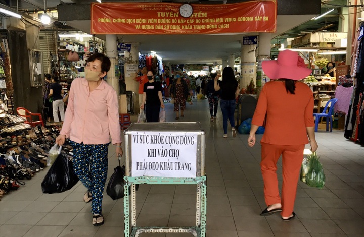 HCM City markets still crowded despite Covid-19 spread - 3