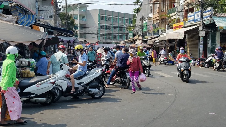 HCM City markets still crowded despite Covid-19 spread - 6