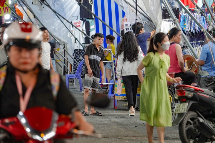 Night fashion market in HCM City sees sharp customer fall - 6 Night fashion market in HCM City sees sharp customer fall - 6