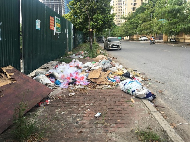 Illegal dumping remains rampant in Hanoi - 3