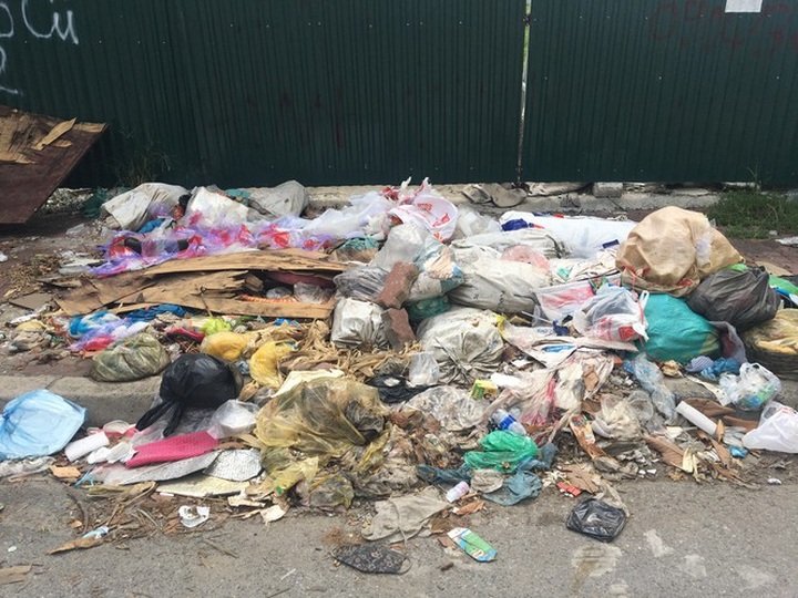 Illegal dumping remains rampant in Hanoi - 4