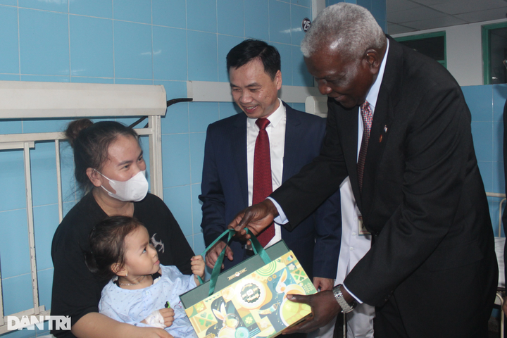 Cuban NA leader visits Vietnam-Cuba friendship hospital - 2 Cuban NA leader visits Vietnam-Cuba friendship hospital - 2