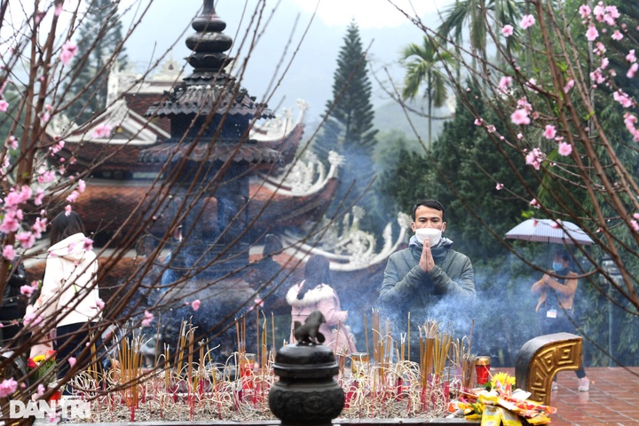 Thousands flock to Huong Pagoda - 10