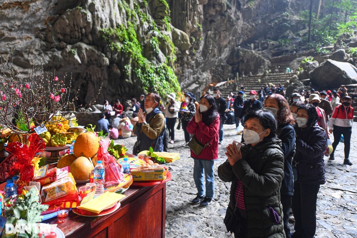 Thousands flock to Huong Pagoda - 13