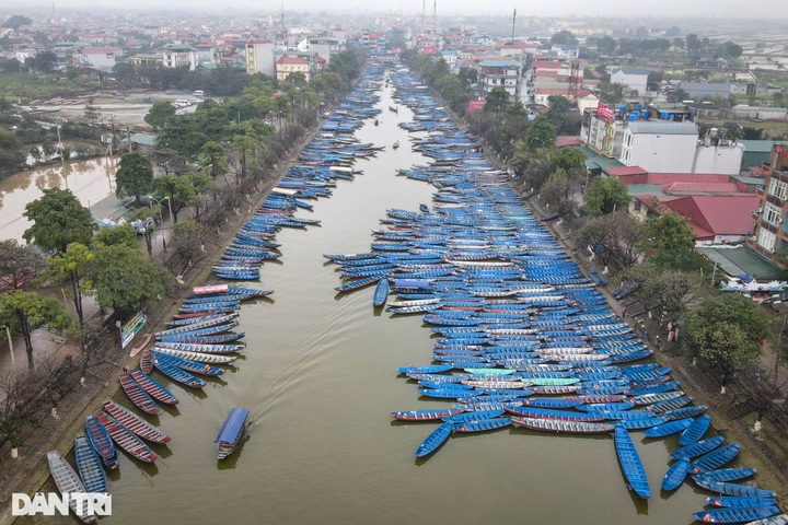 Thousands flock to Huong Pagoda - 1