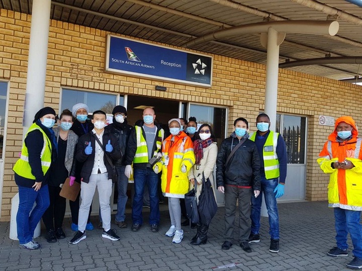 Over 400 Vietnamese people return home on repatriation flights - 1