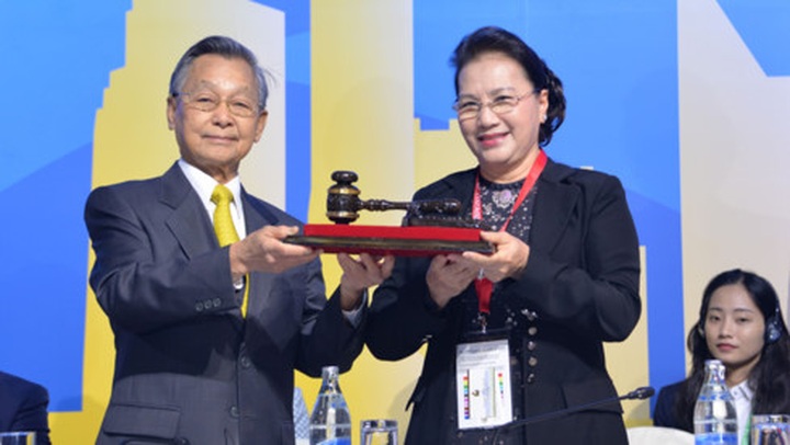 Vietnam receives AIPA chairmanship for 2019-2020 - 1