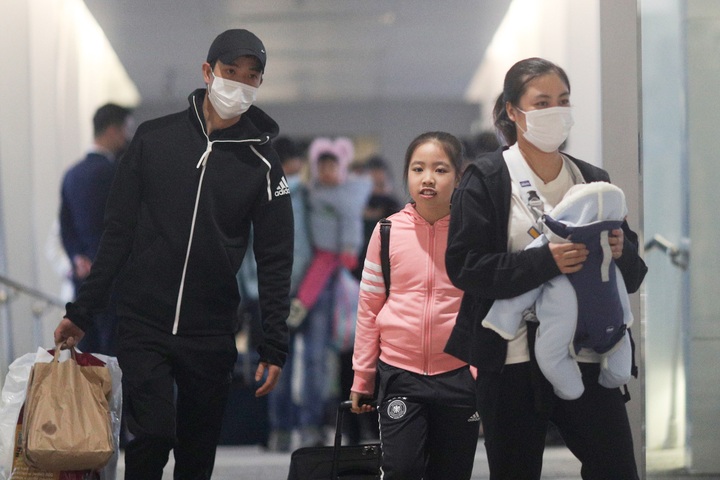 300 more Vietnamese return from Ukraine - 1