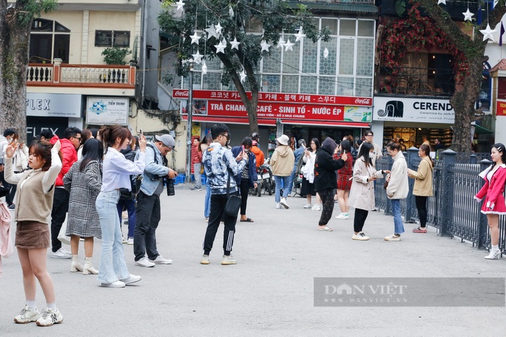 Hanoi church changes “coat” for Christmas - 5 Hanoi church changes “coat” for Christmas - 5