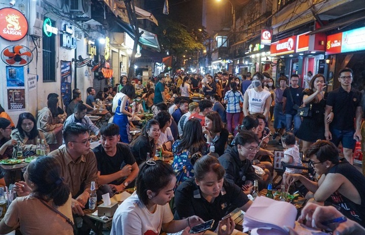Hanoi Old Quarter crowded again after Covid-19 - 2
