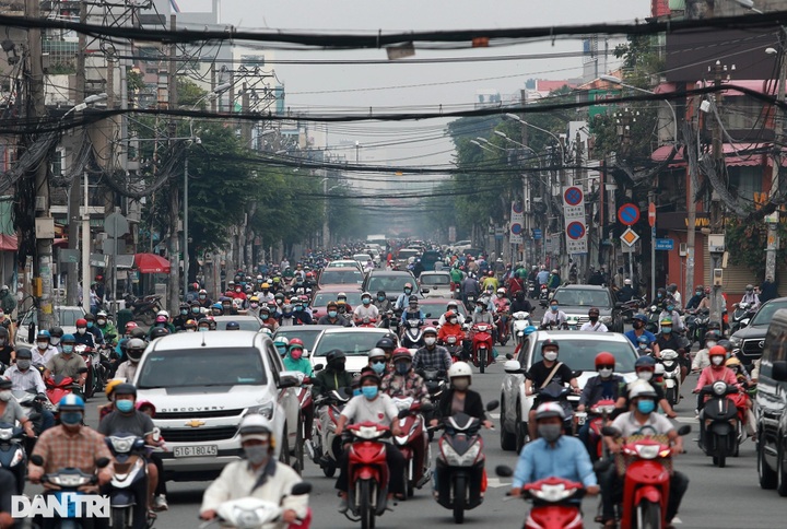 HCM City streets jammed after social distancing loosened - 1