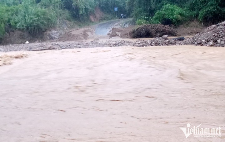 Thousands isolated in Nghe An due to flooding - 2