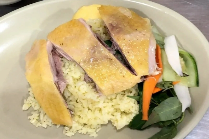 Over 220 people hospitalised in Nha Trang chicken rice poisoning - 2