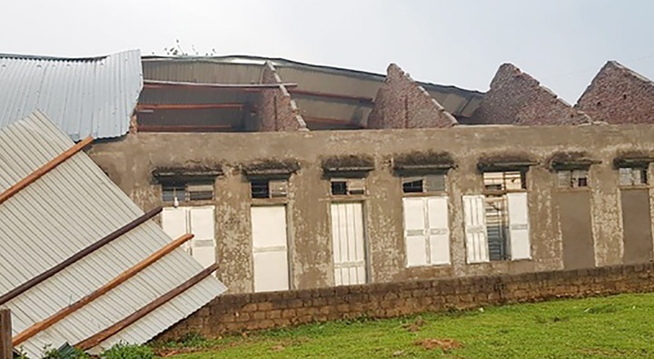 Hail damages dozens of houses in Nghe An - 1