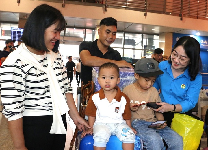 Workers receive free flights home for Tet - 1 Workers receive free flights home for Tet - 1