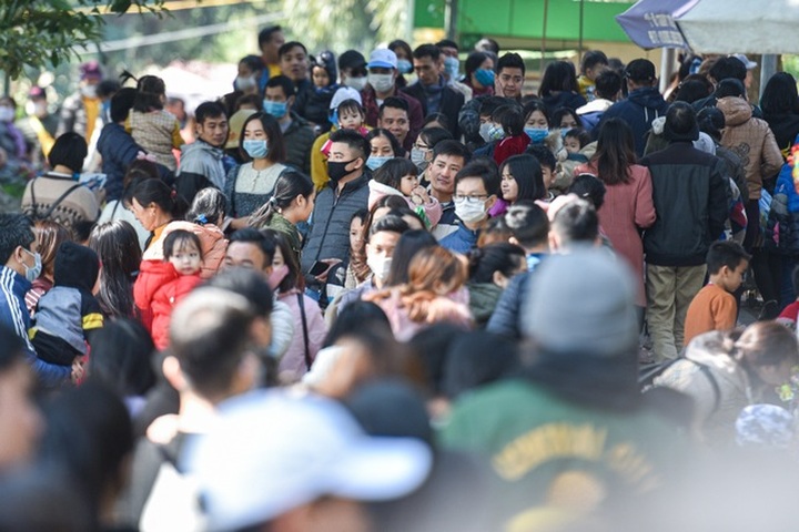 Crowds at Hanoi zoo on New Year Holiday - 6
