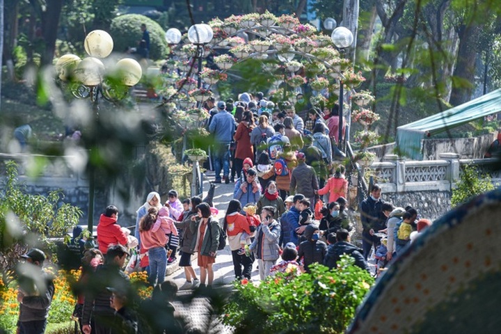Crowds at Hanoi zoo on New Year Holiday - 2
