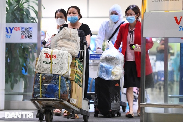 Hanoi quarantines people from Covid-19-hit areas - 1