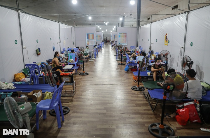 HCM City Covid-19 field hospital overloaded as patients surge - 1