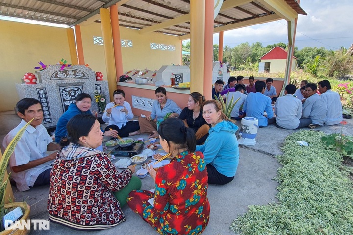 Grave-visiting festival celebrated - 6 Grave-visiting festival celebrated - 6