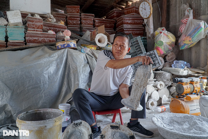 Hanoi ceramic artisan produces model World Cup trophies - 2