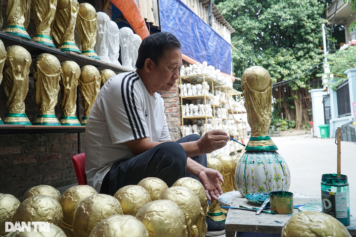 Hanoi ceramic artisan produces model World Cup trophies - 4