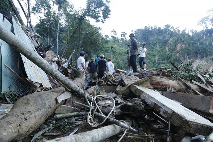Quang Nam commune terribly devastated by landslides - 12
