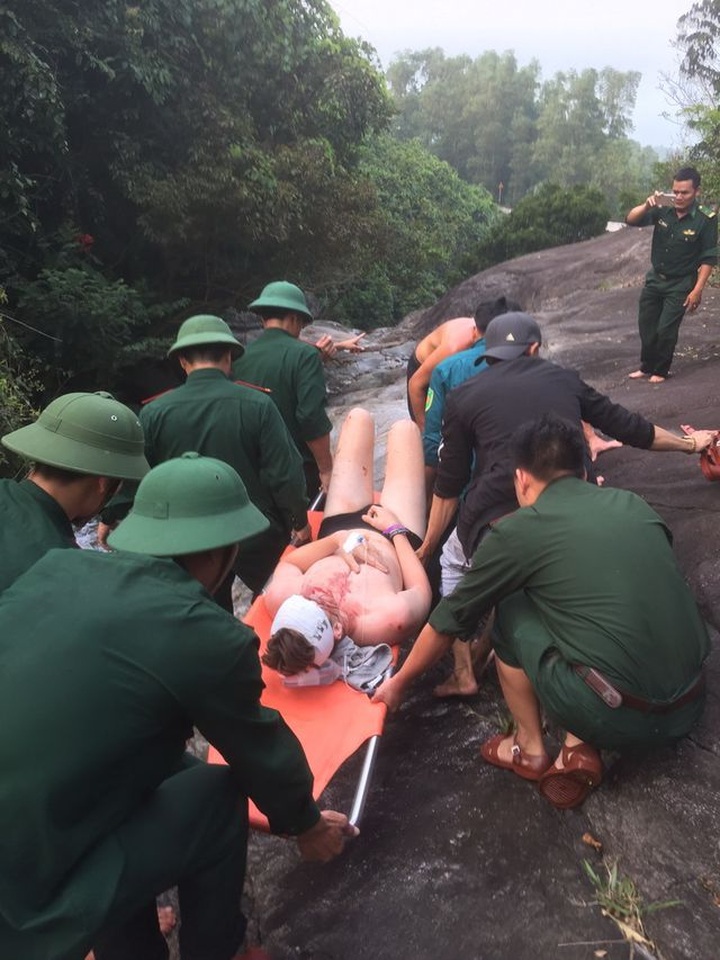 British tourist injured in Thua Thien-Hue waterfall - 2