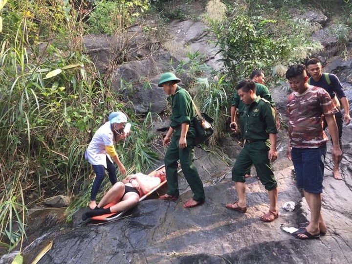British tourist injured in Thua Thien-Hue waterfall - 1