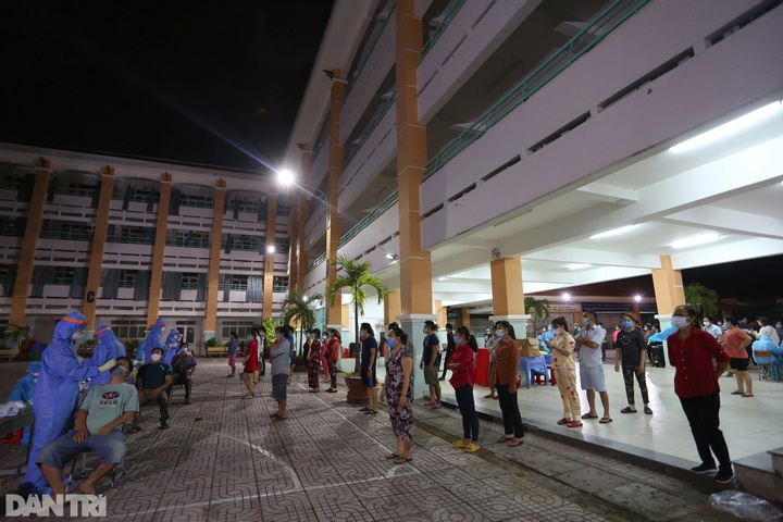 Thousands queue for Covid-19 tests in HCM City - 8