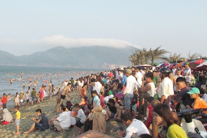 Ha Tinh authorities search for people that had come to Covid-19 outbreak area - 1