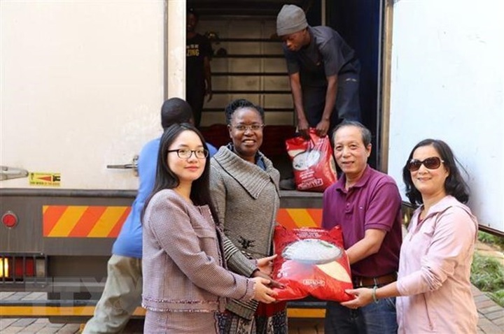 Vietnam sends relief aid to Zimbabwe cyclone victims - 1