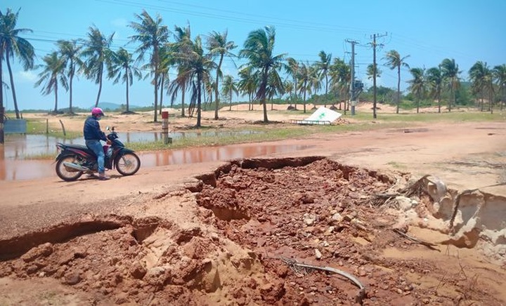 Phu Quoc streets ruined after flood - 5