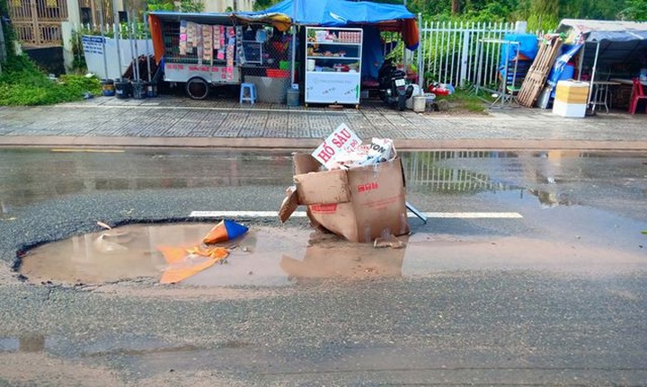 Phu Quoc streets ruined after flood - 4