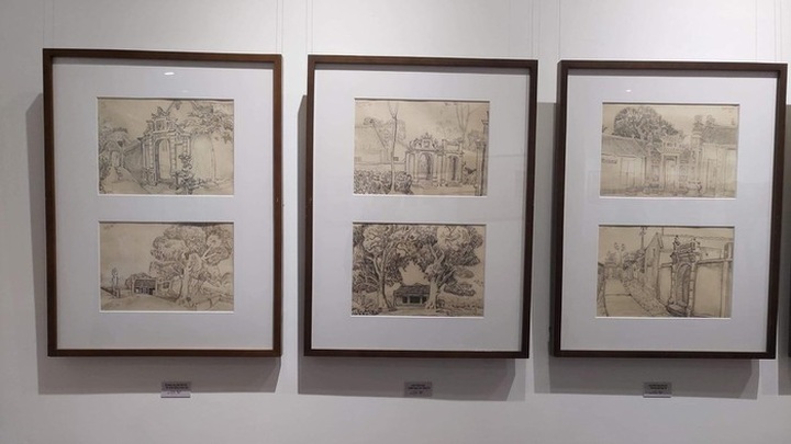 Hundreds of sketch paintings displayed at Hanoi university - 2