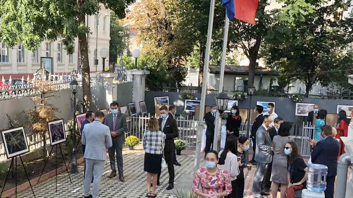 Exhibition highlighting Vietnamese land and people opens in Rumania - 1