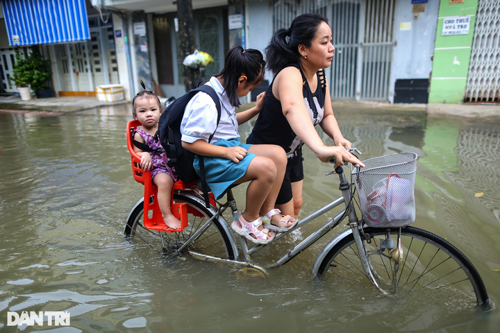 High tides continues disrupting HCM City - 6 High tides continues disrupting HCM City - 6